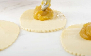 Filling puff pastry with homemade apple compote is the step that transforms simple dough into a true culinary masterpiece.