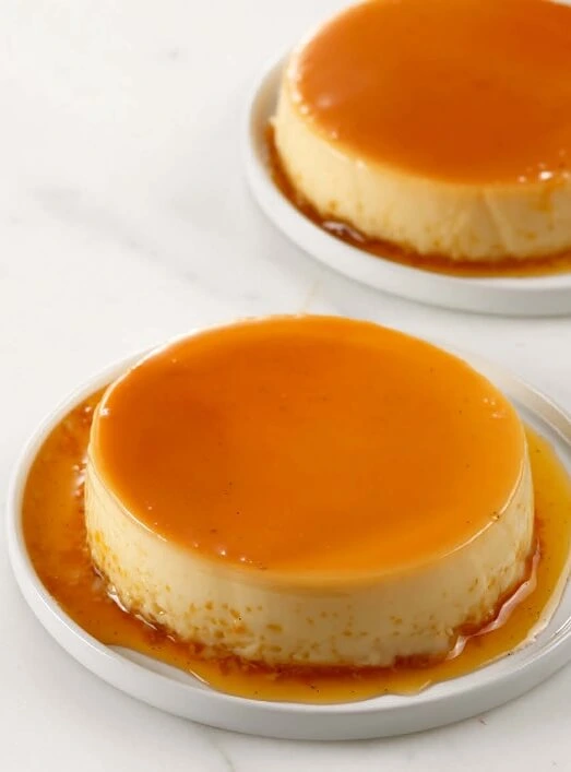 Dessert démoulé avec soin, prêt à être servi sur une assiette élégante.