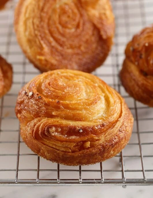 Kouign-Amann breton caramélisé, croustillant à l’extérieur et fondant à l’intérieur